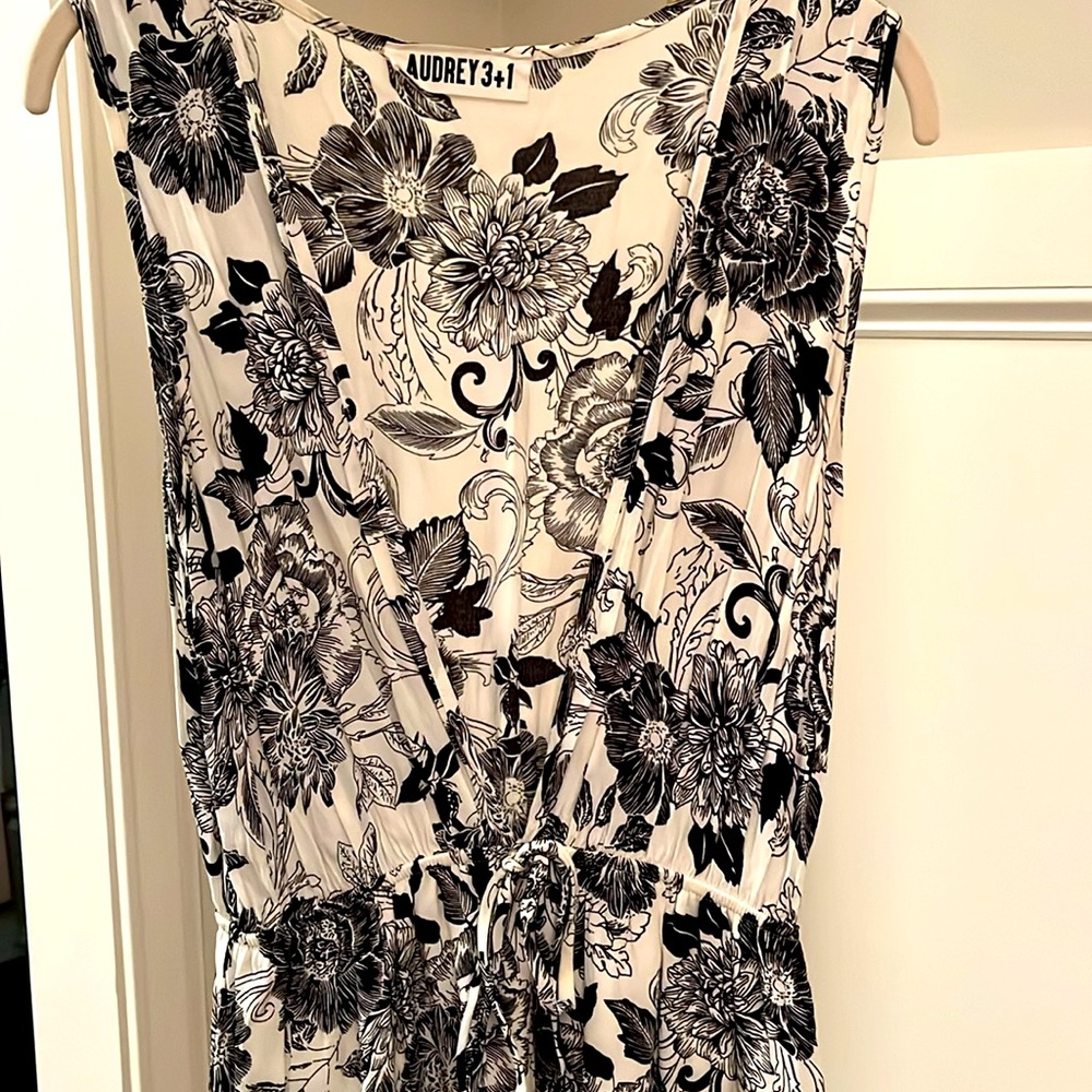 EUC Audrey 3+1 Anthropology brand White & Black floral romper🖤💐 size large - Picture 2 of 5